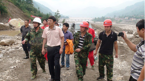 四川省國(guó)土資源廳副廳長(zhǎng)徐志文（中）到四川省蜀通建設(shè)集團(tuán)施工現(xiàn)場(chǎng)視察